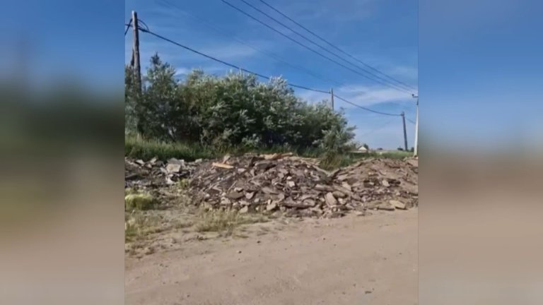 Свалку из старого асфальта организовали вдоль дороги в селе Мамоны Иркутского района